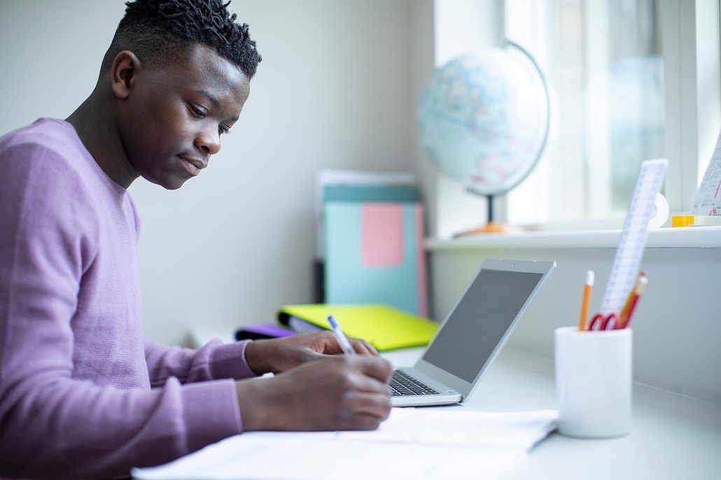 Student completing a renewal FAFSA