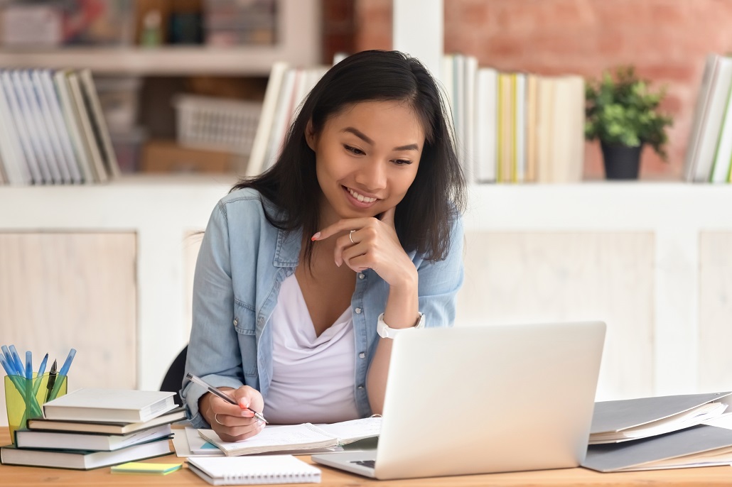 Student using laptop to make a college list