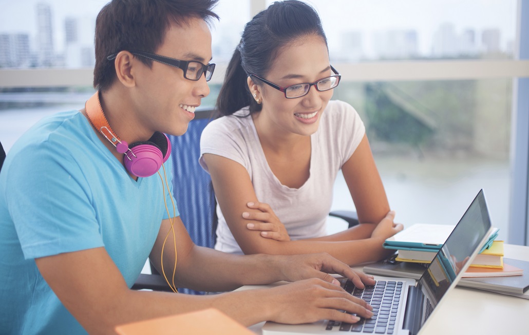 Two students on a laptop looking at the Common App