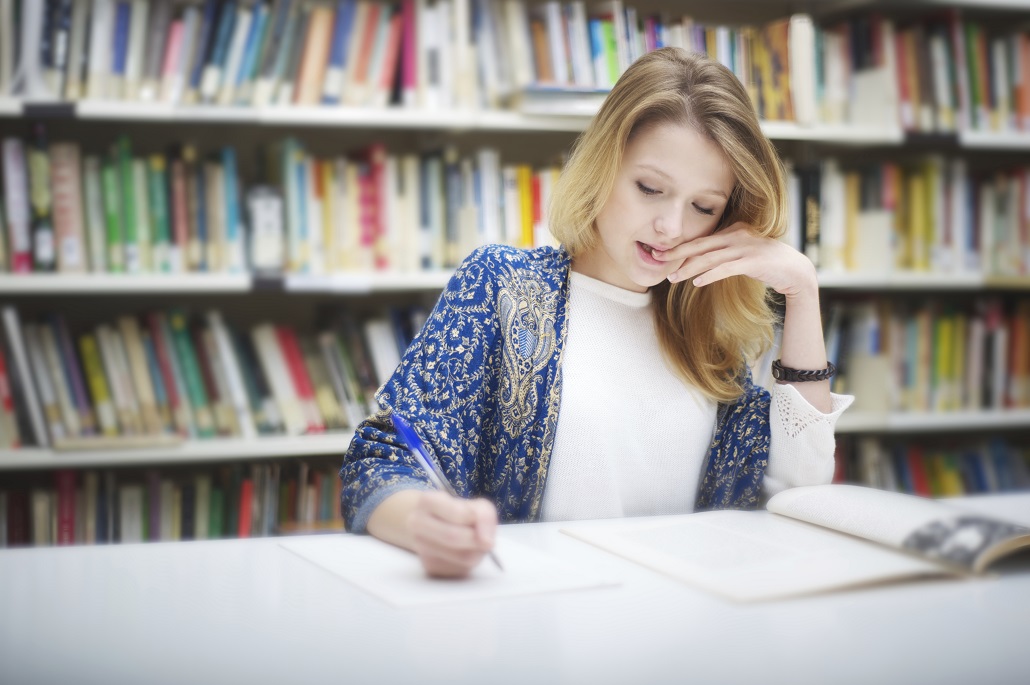 Student in library studying 