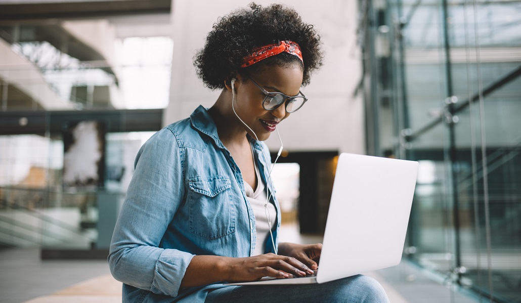 Student using laptop to learn about financial fit