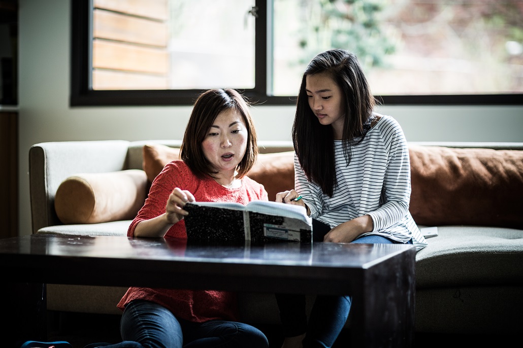 Mom and daughter on a computer to learn about student loan repayment