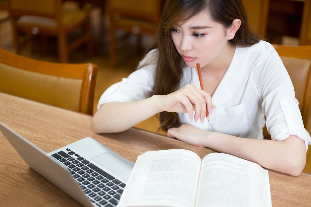 Student studying in library 