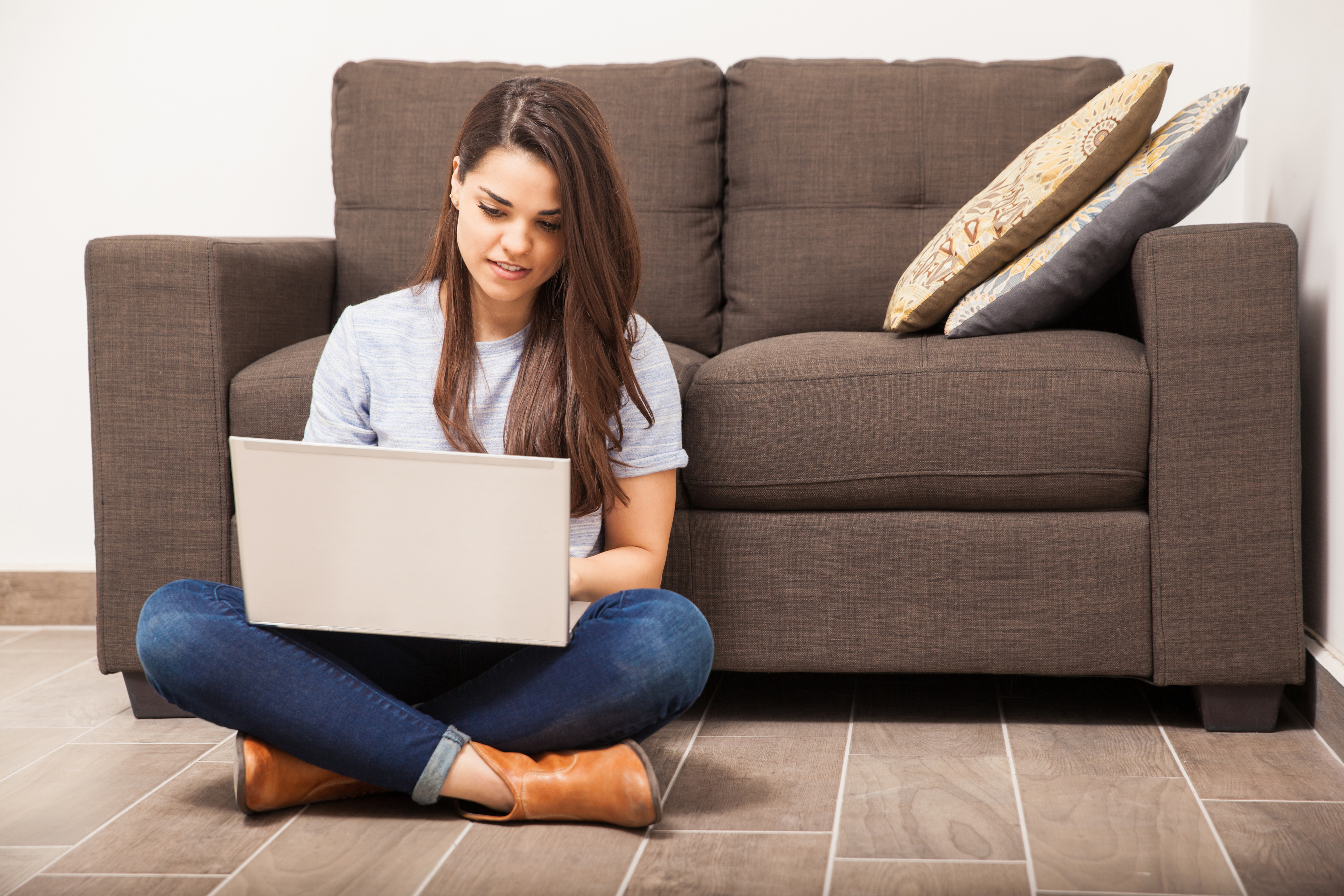 Teenage girl completing the Common App on a laptop