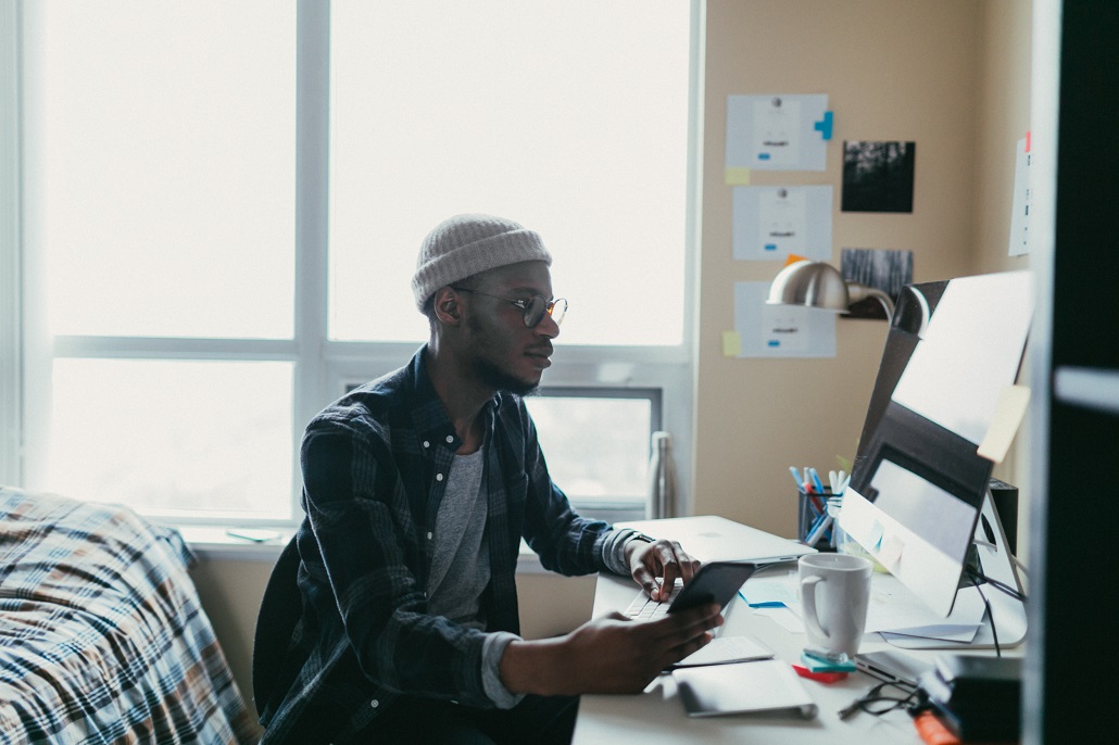 Student using a computer to learn about applying to international colleges