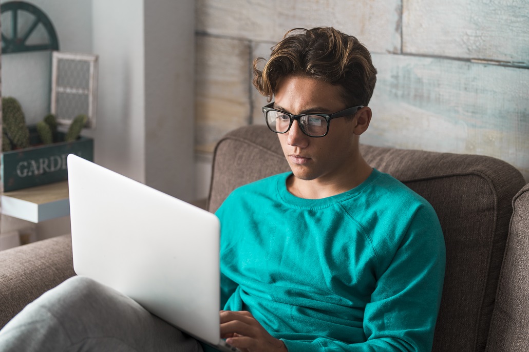 Student looking at scholarships with fall deadlines on computer