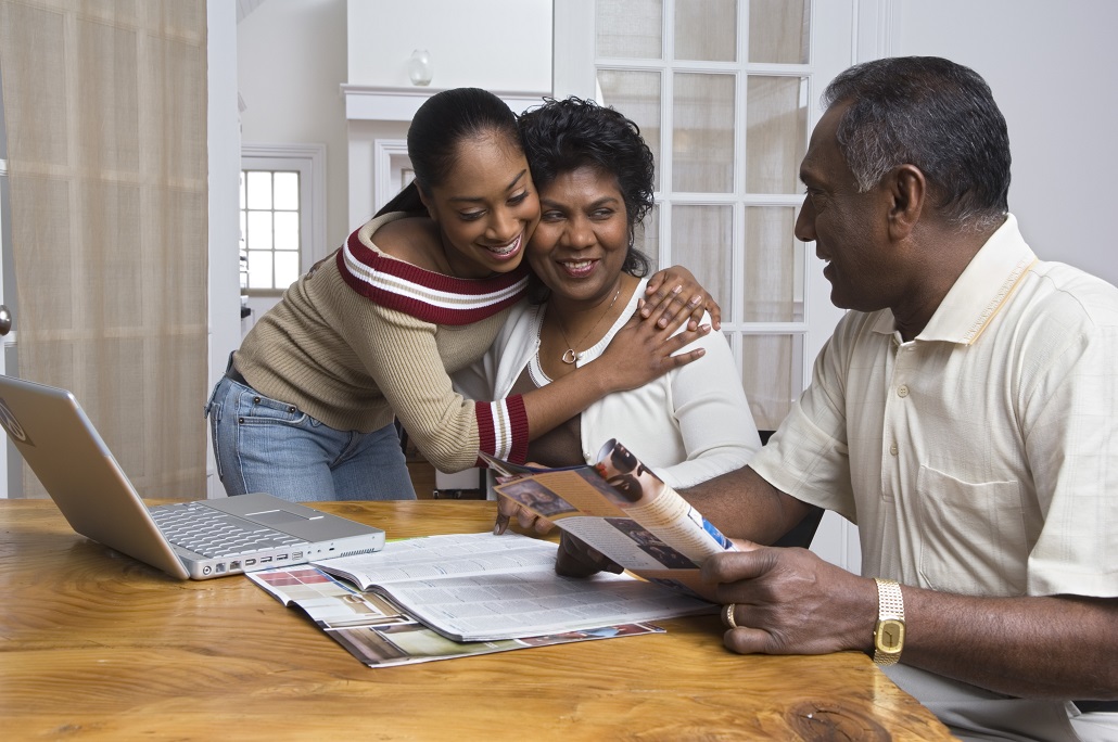 Family using laptop to navigate the college admissions process