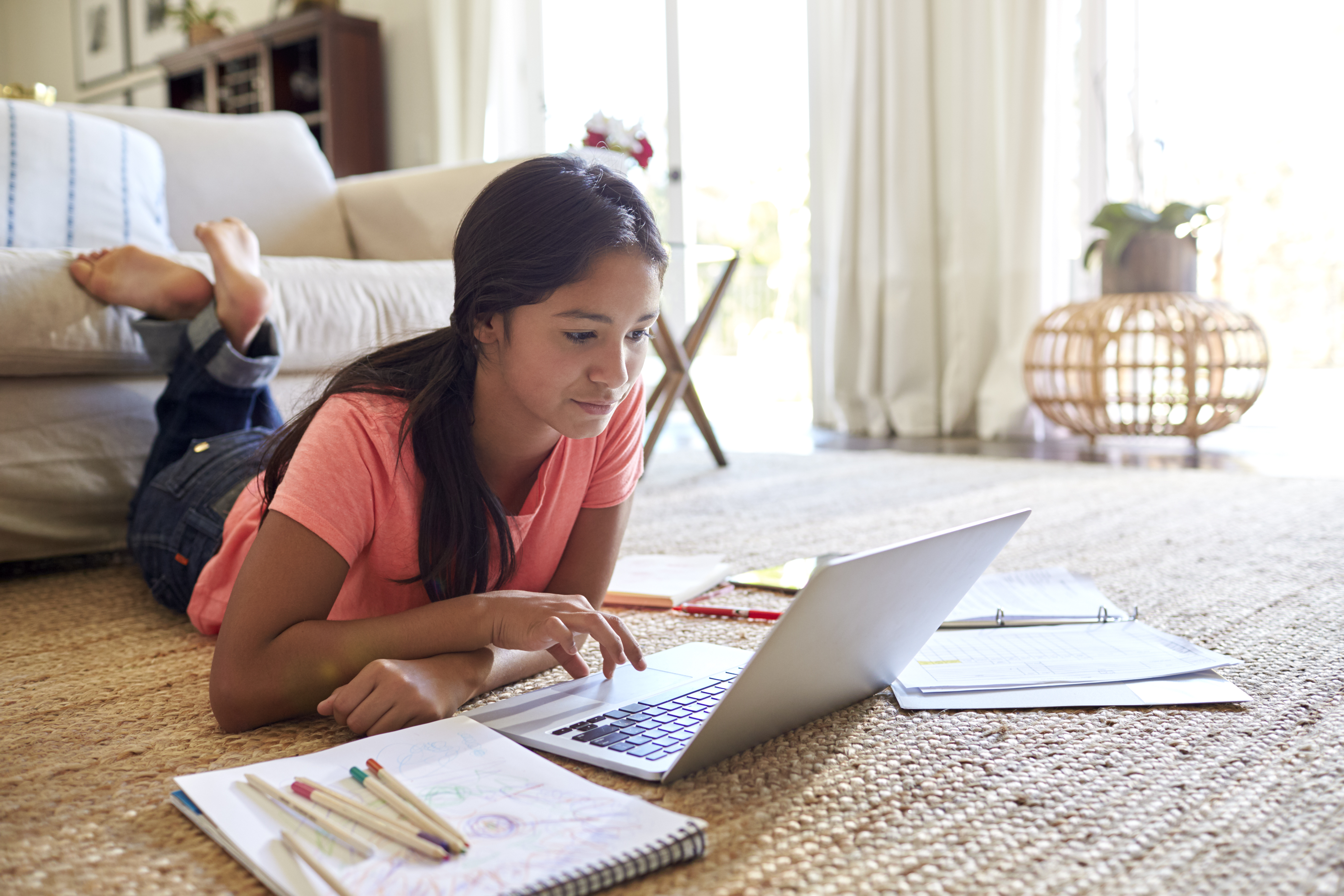 Home working перевод. Девушка подросток лежит. Студент за ноутбуком. Домашнее обучение.