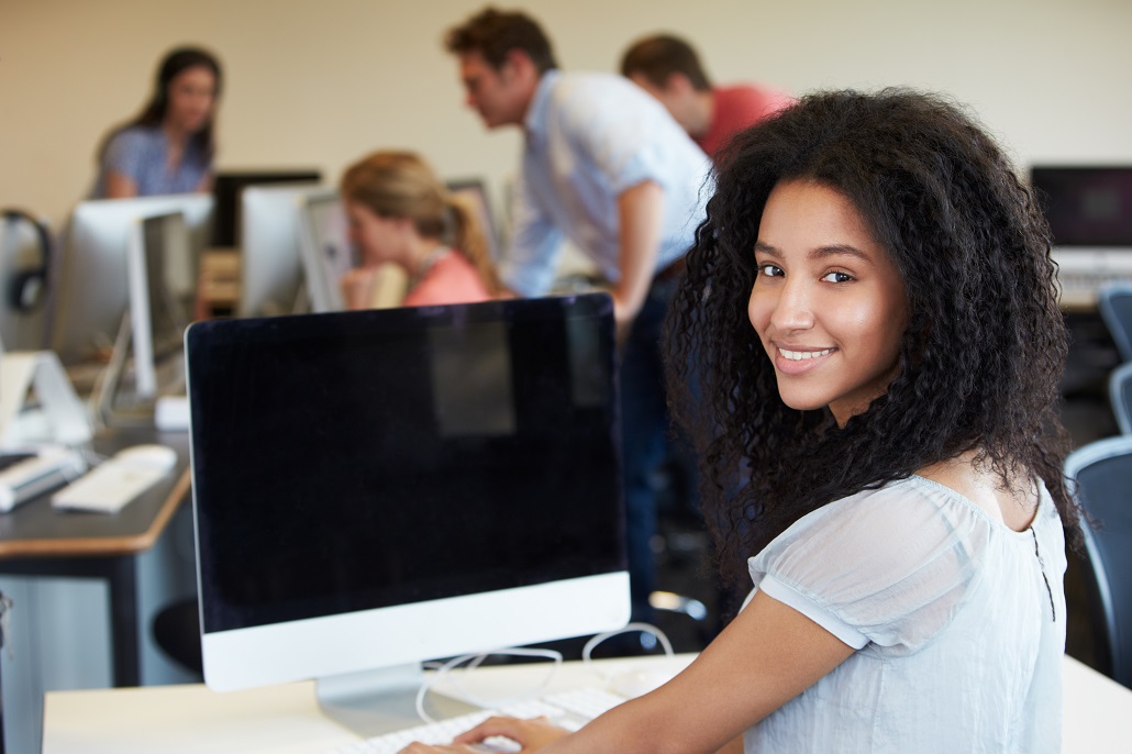 A teenage girl at a computer filing a FAFSA