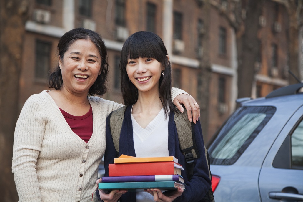 Mom dropping daughter with books off at college