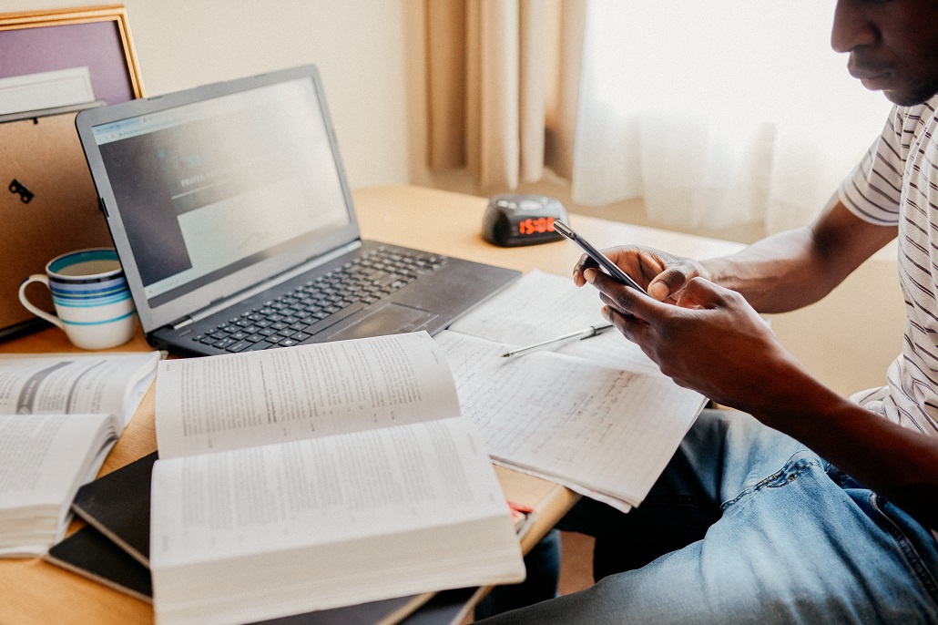 High school junior researching how to pay for college